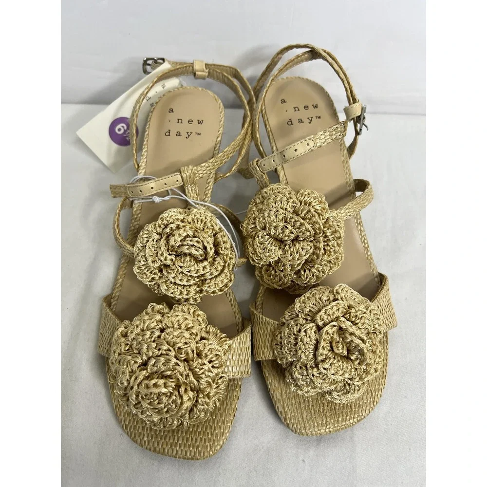 A New Day Sandals Womens Size 6.5 Tan Beige Tanesmee Woven Raffia Crochet Flower